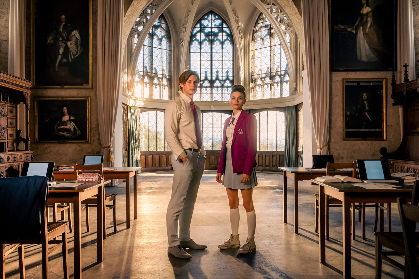 Hype um Romanverfilmung: Der Hype um diese Amazon-Serie ist groß: "Maxton Hall - Die Welt zwischen uns" trifft mit einer Mischung aus Teenie-Romanze vor Harry-Potter-Kulisse weltweit einen Nerv. In 120 Ländern stand die Liebesgeschichte auf Platz eins der Prime-Video-Charts, es ist laut Angaben des Unternehmens die meist gestreamte internationale Eigenproduktion in der Geschichte von Prime Video. Ein riesiger Erfolg, der aus Deutschland kommt: Die UFA produzierte die Romanverfilmung, die auf einer Jugendbuch-Reihe der Hamburger Autorin Mona Kasten beruht. Die Schauspieler und Schauspielerinnen sind hierzulande teilweise keine Unbekannten. So ist etwa... Der Hype um diese Amazon-Serie ist groß: "Maxton Hall - Die Welt zwischen uns" trifft mit einer Mischung aus Teenie-Romanze vor Harry-Potter-Kulisse weltweit einen Nerv. In 120 Ländern stand die Liebesgeschichte auf Platz eins der Prime-Video-Charts, es ist laut Angaben des Unternehmens die meist gestreamte internationale Eigenproduktion in der Geschichte von Prime Video. Ein riesiger Erfolg, der aus Deutschland kommt: Die UFA produzierte die Romanverfilmung, die auf einer Jugendbuch-Reihe der Hamburger Autorin Mona Kasten beruht. Die Schauspieler und Schauspielerinnen sind hierzulande teilweise keine Unbekannten. So ist etwa...