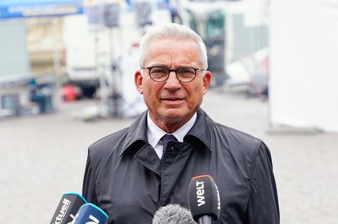 Thomas Strobl, baden-württembergischer Innenminister, gibt am Tatort in Mannheim ein Pressestatement ab
