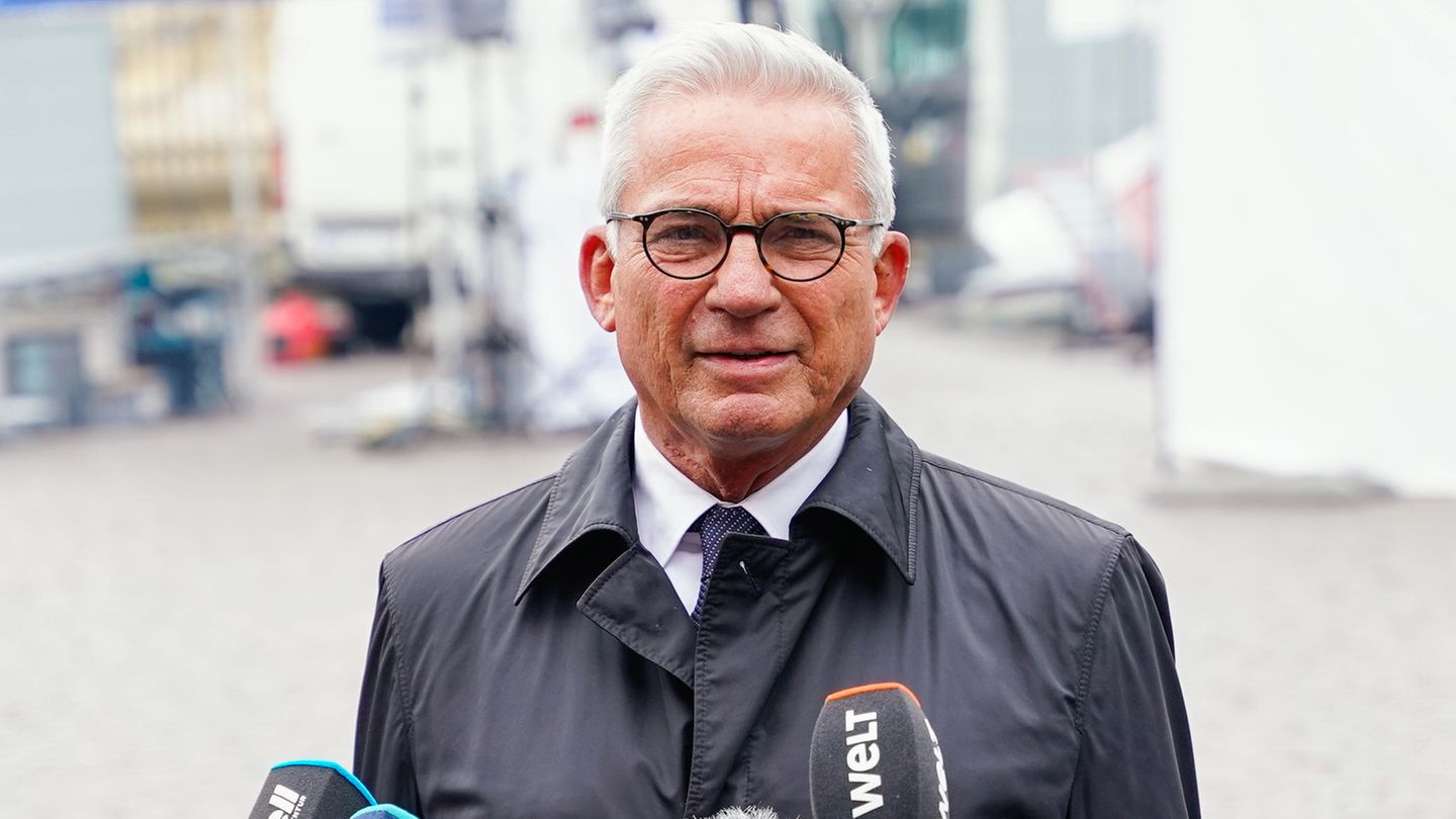 Mannheimer Täter laut Innenminister Strobl wohl islamistisch motiviert Thomas Strobl, baden-württembergischer Innenminister, gibt am Tatort in Mannheim ein Pressestatement ab