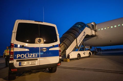 Abschiebung von abgelehnten Asylbewerbern nach Afghanistan mit einem Sonderflug
