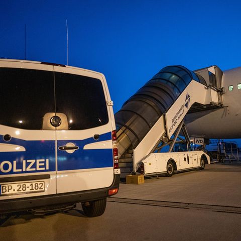 Abschiebung von abgelehnten Asylbewerbern nach Afghanistan mit einem Sonderflug
