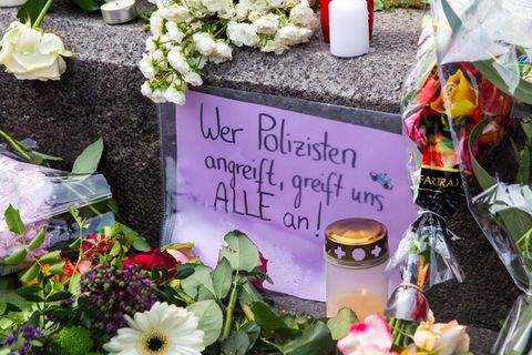Blumen am Tatort eines Polizistenmords in Mannheim