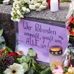 Blumen am Tatort eines Polizistenmords in Mannheim