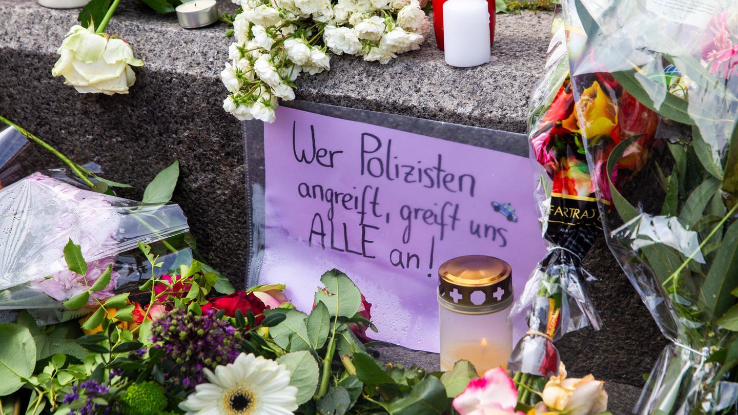Blumen am Tatort eines Polizistenmords in Mannheim