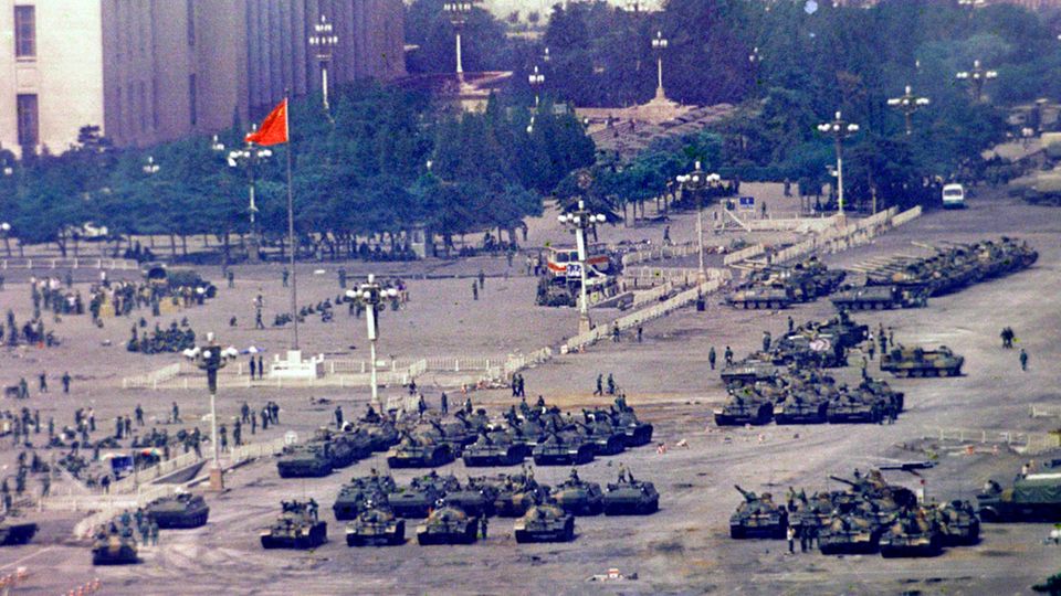 Chinesische Truppen und Panzer versammeln sich am 5. Juni 1989 auf dem Tian'anmen-Platz