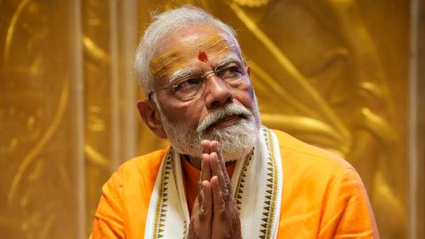 Indiens Premierminister Narendra Modi beim Gebet im Kashi-Vishwanath-Tempel