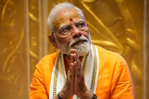 Indiens Premierminister Narendra Modi beim Gebet im Kashi-Vishwanath-Tempel