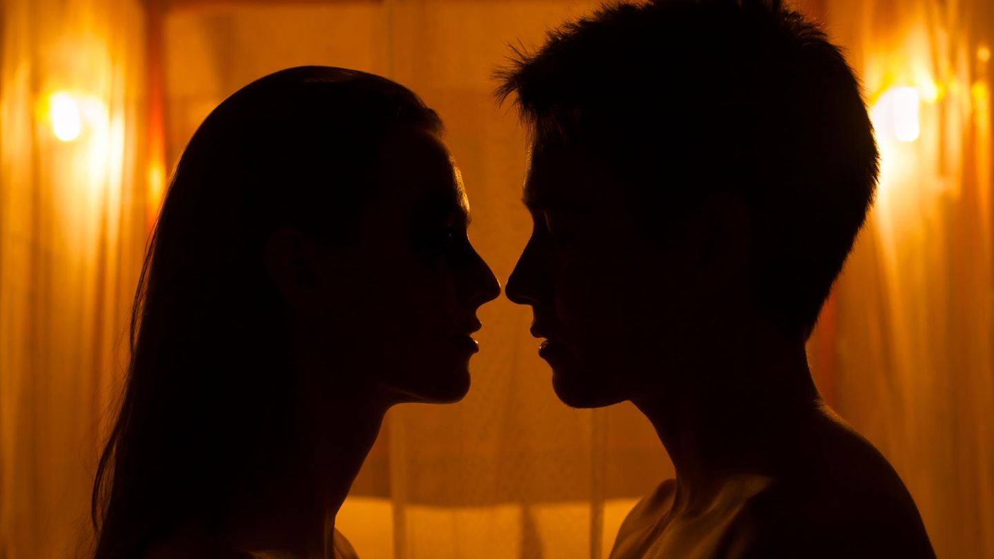 Ein entblößtes Paar im Halbschatten