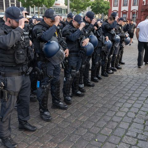Polizisten trauern auf dem Mannheimer Marktplatz um ihren getöteten Kollegen
