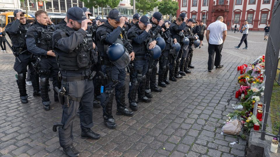 Polizisten trauern auf dem Mannheimer Marktplatz um ihren getöteten Kollegen