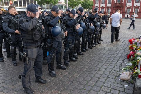 Polizisten trauern auf dem Mannheimer Marktplatz um ihren getöteten Kollegen