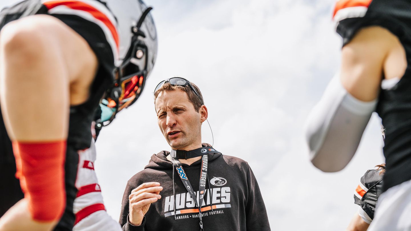 Johannes Liebnau spricht mit Football-Mannschaft