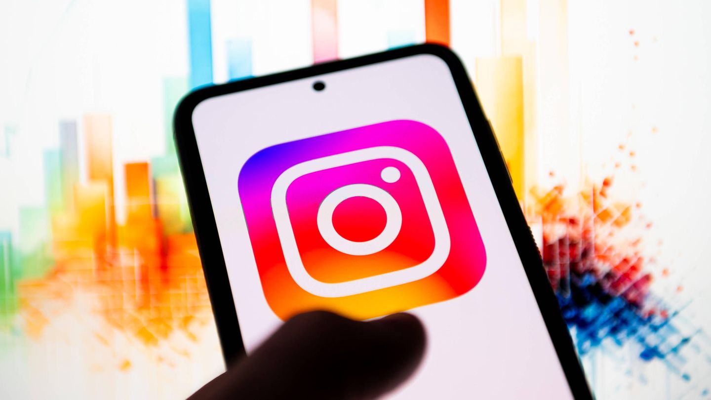 hand hält Smartphone mit Instagram-Symbol