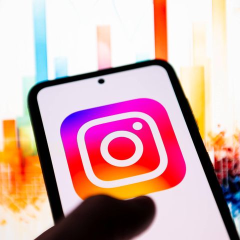 hand hält Smartphone mit Instagram-Symbol