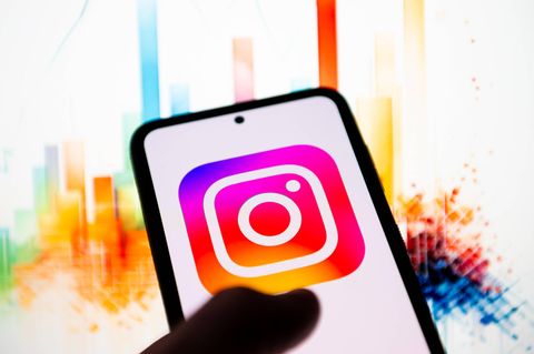 hand hält Smartphone mit Instagram-Symbol