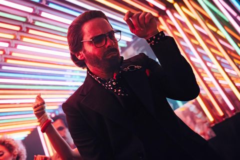 Daniel Brühl tanzt als Karl Lagerfeld in der neuen Disney+-Serie "Becoming Karl Lagerfeld"