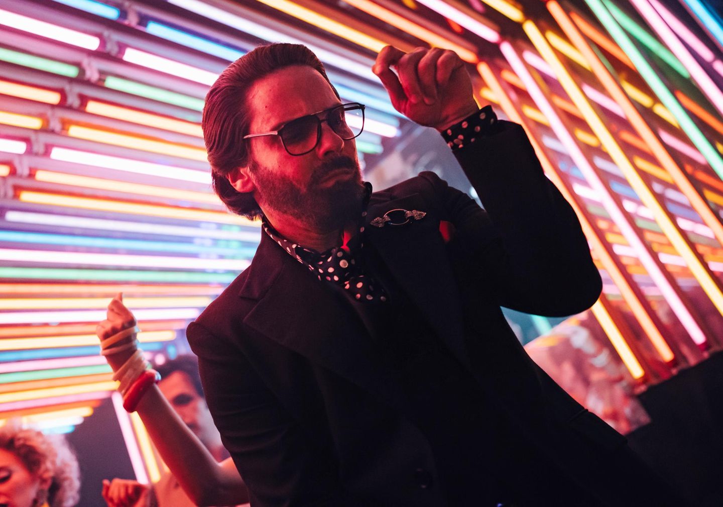 Daniel Brühl tanzt als Karl Lagerfeld in der neuen Disney+-Serie "Becoming Karl Lagerfeld"