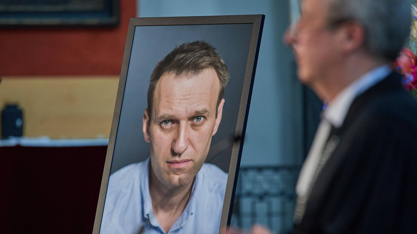Navalny memorial service: Special forces storm gathering in Moscow