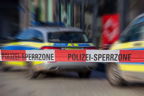 Symbolfoto für Aktenzeichen XY: Polizeiautos stehen hinter einer Sperrzone