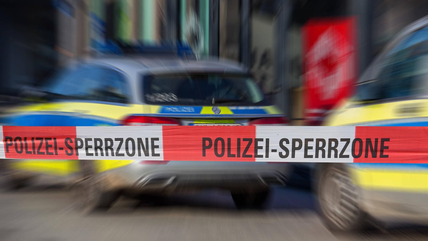 Symbolfoto für Aktenzeichen XY: Polizeiautos stehen hinter einer Sperrzone