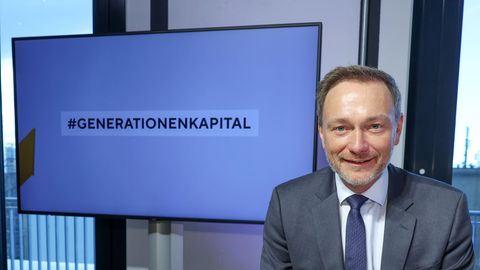 Aktienrente: Christian Lindner sitzt vor einem Bildschirm, auf dem „#Generationenkapital“ steht