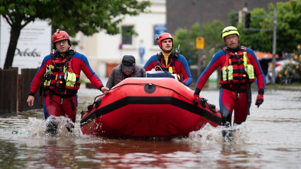 Feuerwehrmann kentert mit DLRG-Schlauchboot