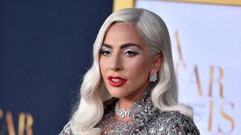 5. Juni 2024  Lady Gaga äußert sich zu Schwangerschaftsgerüchten - mit Hilfe von Taylor Swift  Es ist ein leidiges Thema, das viele weibliche Prominente kennen: Ihre Körper werden ständig und überall bewertet und kommentiert. Zuletzt hatte es um Lady Gaga Schwangerschaftsgerüchte gegeben, weil Fans und Boulevard-Medien meinten, auf einem Paparazzi-Foto einen Bauchansatz erkannt zu haben. Dieses Mal sah sich die Sängerin sogar gezwungen, darauf zu reagieren - immerhin gab es bereits Glückwünsche unter ihren Social-Media-Beiträgen. "Nicht schwanger" stellte sie in einer Instagram-Story klar. Auf TikTok griff sie zu einer Liedzeile ihrer Kollegin Taylor Swift, um die Gerüchte zu dementieren. "Nicht schwanger, nur am Boden zerstört und weinend im Fitnessstudio", schrieb sie dort und zitierte damit den Swift-Song "Down Bad". Lady Gaga nutzte die ungewollte Aufmerksamkeit außerdem, um Werbung für die anstehende US-Wahl zu machen und verlinkte die Registrierung zur Wahl unter den Dementis.