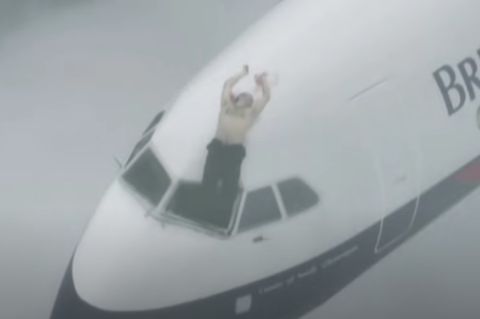 Youtube-Screenshot: Der Pilot von Flug 5390 von British Airways wird während des Fluges aus dem kaputten Fenster gesaugt