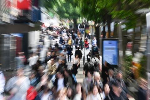 Fußgängerzone mit Zoomeffekt zum Einkommensverteilung