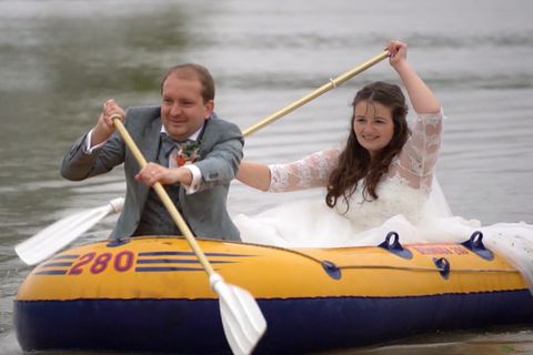 Hochzeit trotz Hochwasser: Dieses Paar stoppt nichts