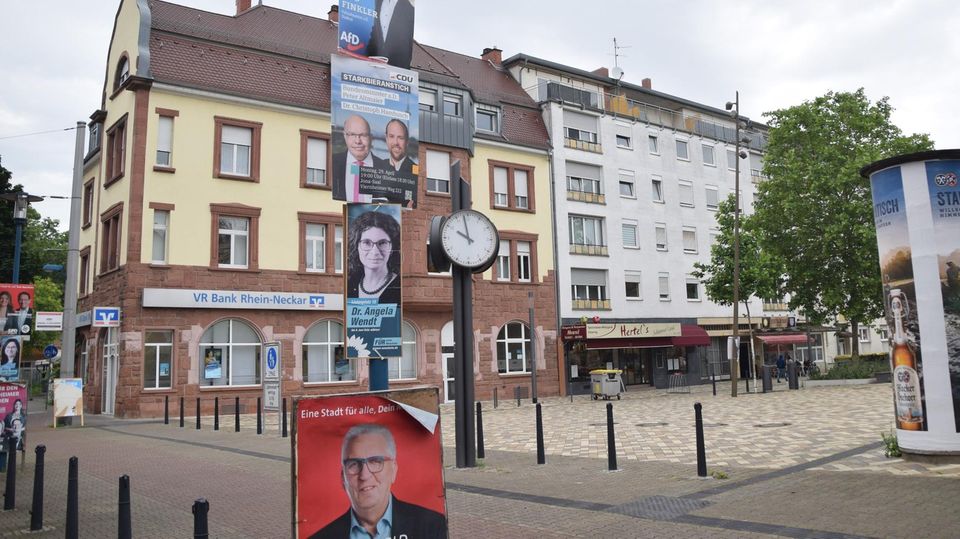 Wahlplakate verschiedener Parteien hängen an einem Laternenmast in Mannheim