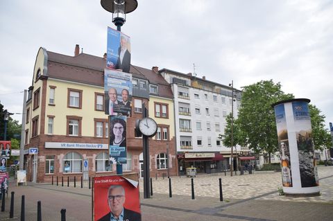 Wahlplakate verschiedener Parteien hängen an einem Laternenmast in Mannheim