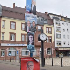 Wahlplakate verschiedener Parteien hängen an einem Laternenmast in Mannheim