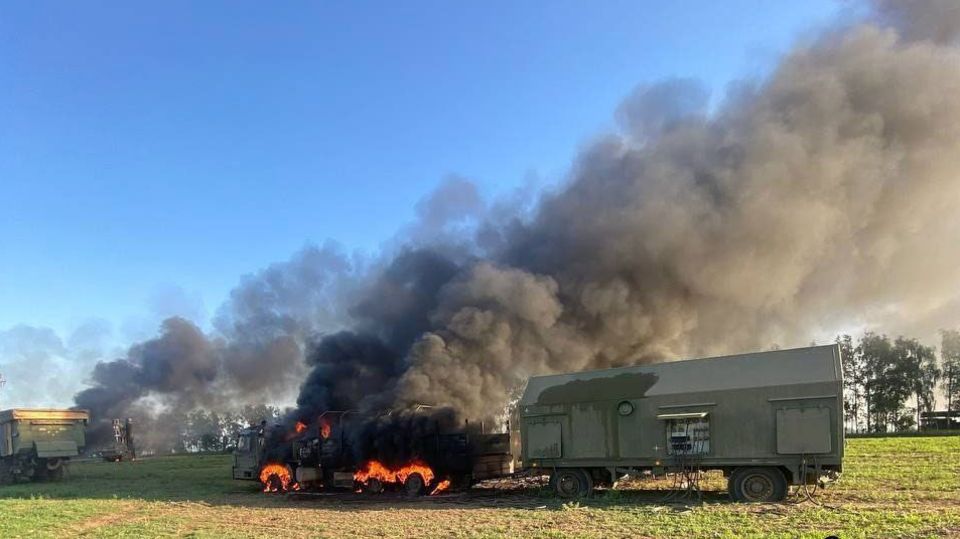 Charkiw-Front: ein S-300-System brennt nach einem Treffer aus