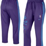 Das Urteil: Nike darf in Deutschland eine der fünf Sporthosen wegen großer Ähnlichkeit mit dem Drei-Streifen-Design des Konkurrenten Adidas nicht mehr anbieten. "Nicht jedes Seitenstreifenmuster auf Sporthosen ist zu untersagen", stellte das Gericht fest