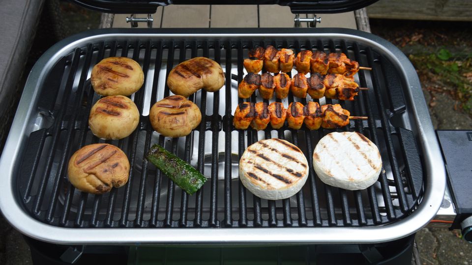 Grillkäse und Gemüse auf dem Weber Lumin Elektrogrill