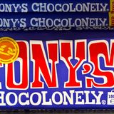 So ist zum Beispiel Milka erst 2024 gegen Schokoladenhersteller Tony’s Chocolonely vorgegangen. Dieser hatte eine faire und nachhaltige Alternative zur Milka-Tafel auf dem Markt gebracht – ganz bewusst in einem Lilaton. Tony's verlor den Rechtsstreit und verkauft sein Produkt nun in grauer Verpackung