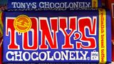 So ist zum Beispiel Milka erst 2024 gegen Schokoladenhersteller Tony’s Chocolonely vorgegangen. Dieser hatte eine faire und nachhaltige Alternative zur Milka-Tafel auf dem Markt gebracht – ganz bewusst in einem Lilaton. Tony's verlor den Rechtsstreit und verkauft sein Produkt nun in grauer Verpackung