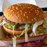 Es geht um den Burger: McDonald's und die irischen Schnellrestaurantkette Supermac's führen seit Jahren einen Rechtsstreit über die Eintragung der Marke "Big Mac". McDonald's ließ diese 1996 eintragen. 2017 wollte Supermac's diesen Eintrag aber löschen lassen und argumentierte, dass McDonald's die Marke seit fünf Jahren nicht ernsthaft benutzt habe. Nun entschied das EU-Gericht