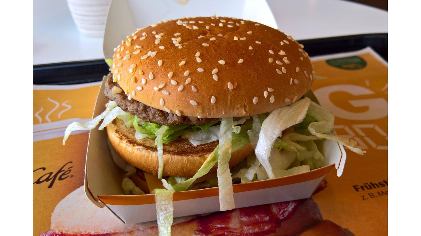 Es geht um den Burger: McDonald's und die irischen Schnellrestaurantkette Supermac's führen seit Jahren einen Rechtsstreit über die Eintragung der Marke "Big Mac". McDonald's ließ diese 1996 eintragen. 2017 wollte Supermac's diesen Eintrag aber löschen lassen und argumentierte, dass McDonald's die Marke seit fünf Jahren nicht ernsthaft benutzt habe. Nun entschied das EU-Gericht