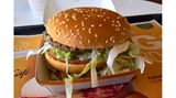Es geht um den Burger: McDonald's und die irischen Schnellrestaurantkette Supermac's führen seit Jahren einen Rechtsstreit über die Eintragung der Marke "Big Mac". McDonald's ließ diese 1996 eintragen. 2017 wollte Supermac's diesen Eintrag aber löschen lassen und argumentierte, dass McDonald's die Marke seit fünf Jahren nicht ernsthaft benutzt habe. Nun entschied das EU-Gericht