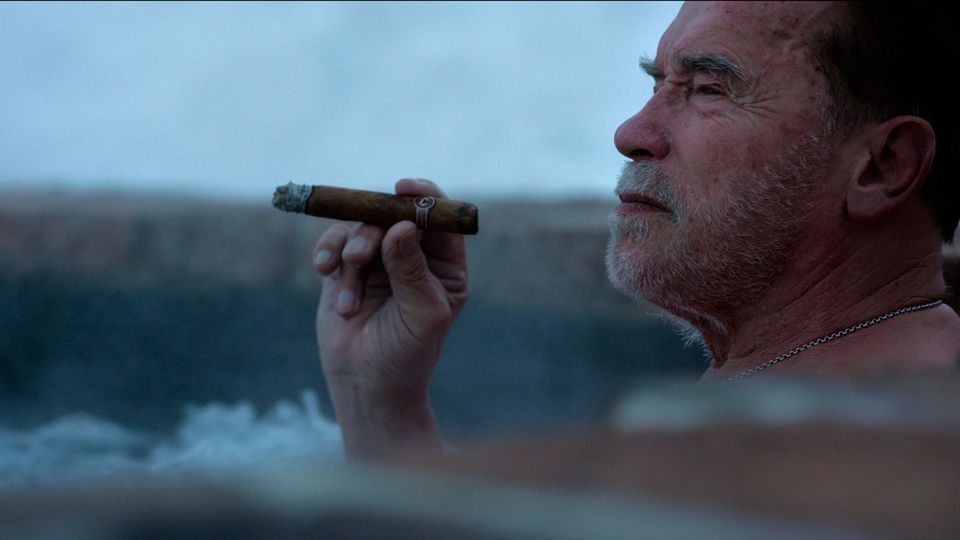 Arnold Schwarzenegger im Whirlpool mit Zigarre - Filmstil aus 