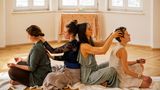 Frauen massieren sich gegenseitig den Rücken