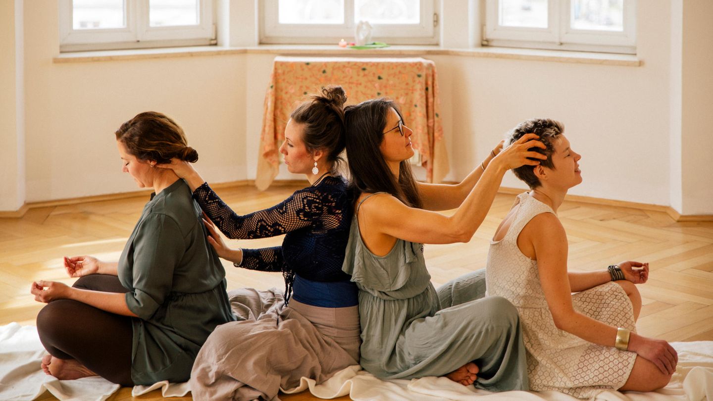 Massage Frauen massieren sich gegenseitig den Rücken
