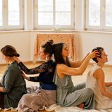 Frauen massieren sich gegenseitig den Rücken