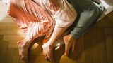 Drei Frauen liegen in Löffelchen Stellung hintereinander