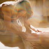 Eine Frau streichelt die Beine einer anderen