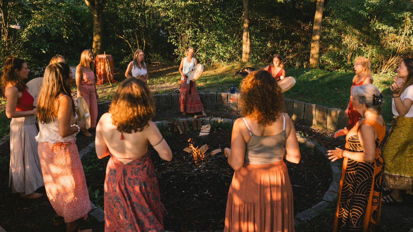 Frauen versammeln sich um ein Feuer