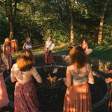 Frauen versammeln sich um ein Feuer