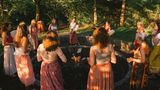 Frauen versammeln sich um ein Feuer